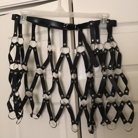 NEW Black Leather Metal Ring Weave Skirt Belt - Picture 2 of 2